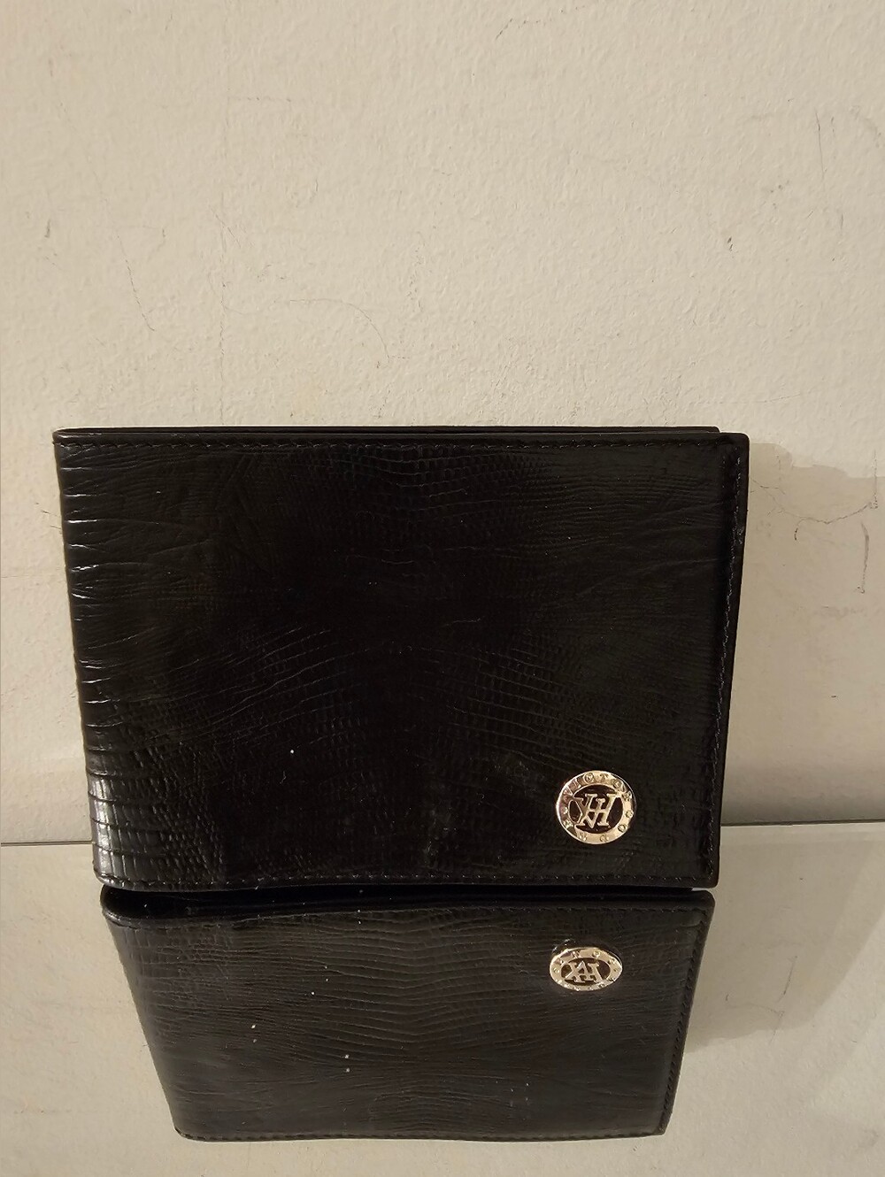 VICTOR HUGO Black Croc-Embossed Leather Bifold Wallet with Monogrammed Medallion